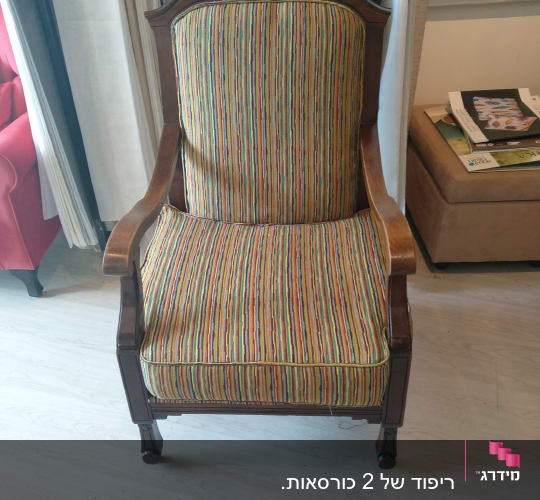 כיסא עם ריפוד פסים צבעוני על רקע חנות